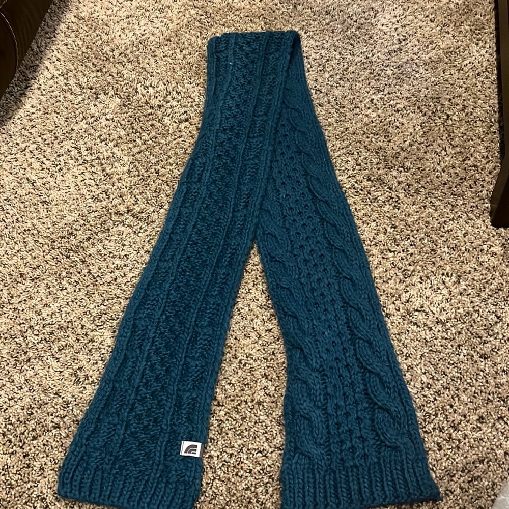 Women’s Northface teal scarf